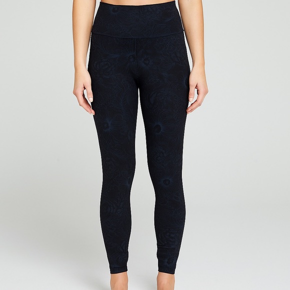 Lululemon Women's Black & Blue Floral Printed Align Leggings Size 8 - Picture 1 of 5